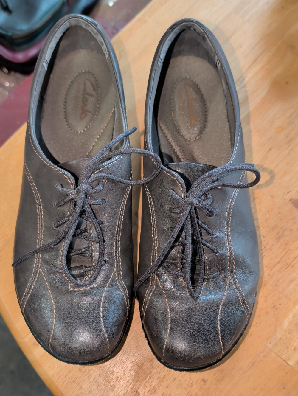 Clarks Bendables Women's Brown Lace-Up Leather Oxfords with Contrast Stitching